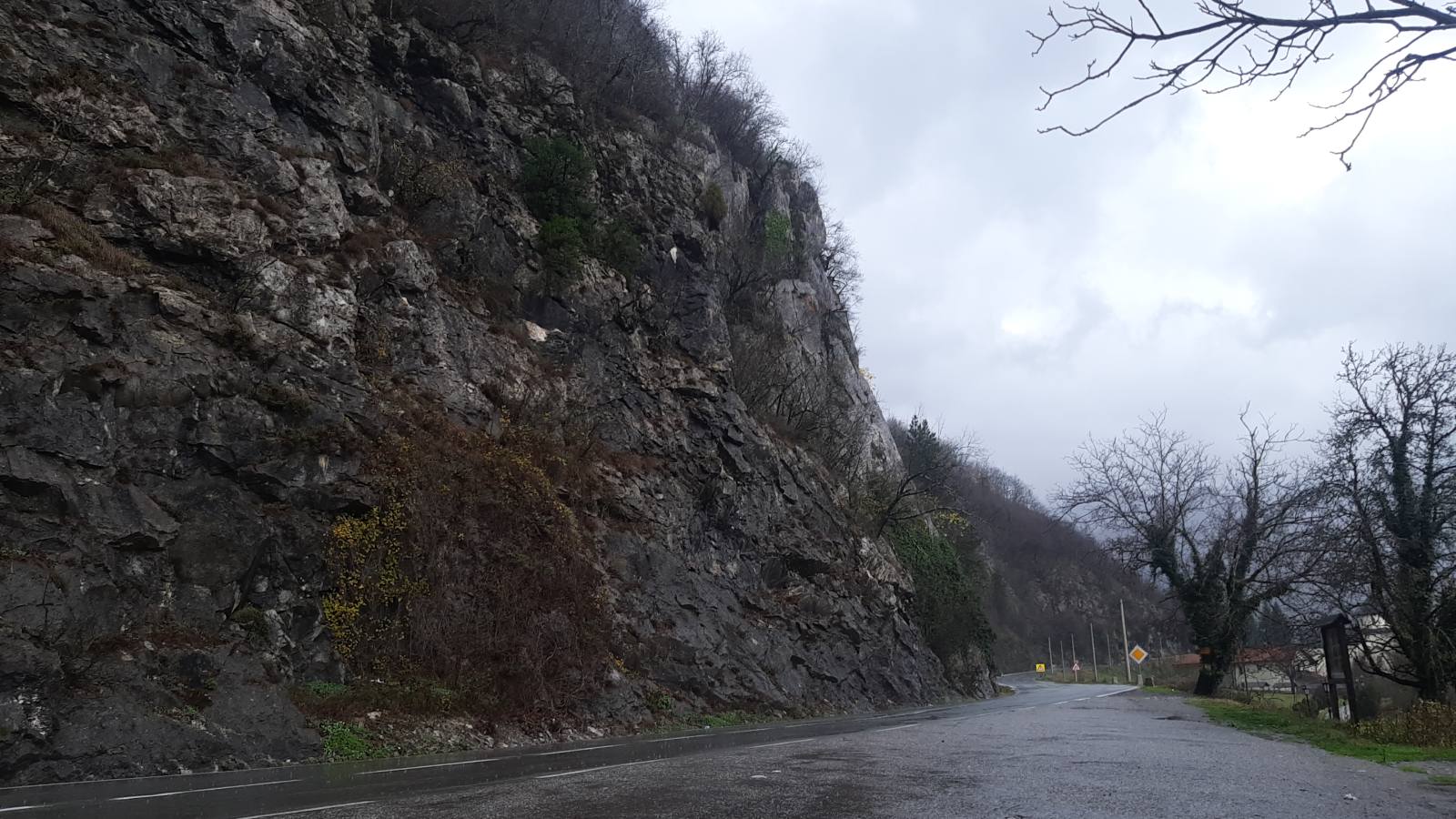 Putevi mokri, moguća pojava odrona