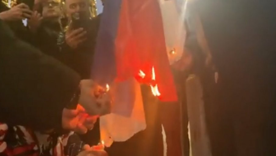 SRAMNE SCENE U TIRANI! Albanski ekstremisti počeli da pale i gaze srpske zastave (VIDEO)