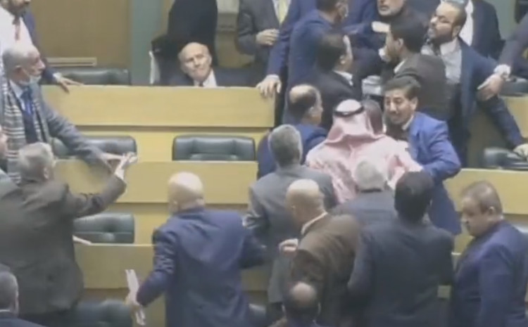 HAOS U PARLAMENTU! Poslanici se žestoko potukli (VIDEO)