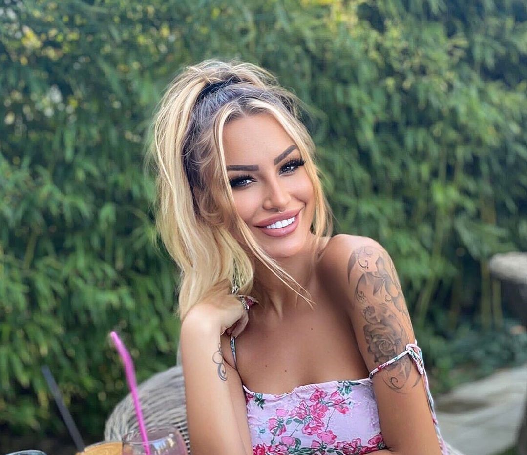 I CAR ĆE JE ŠUTNUTI Isplivale po*no fotke Aleksandre Nikolić, neće joj biti dobro! (FOTO 18+)