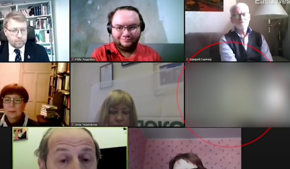 ZABORAVIO DA UGASI KAMERU Političar na online sastanku šetao nag