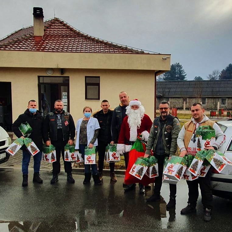 TRADICIONALNA HUMANITARNA AKCIJA Beranski ''Sokolovi'' dodijelili novogodišnje paketiće mlađim sugrađanima