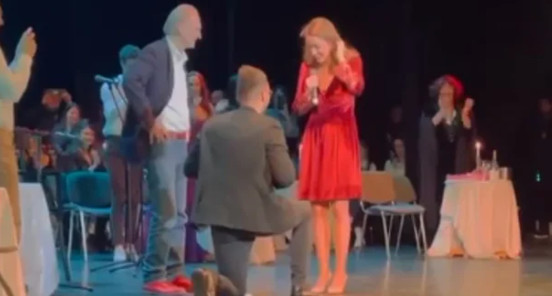 ZAPROŠENA USRED PREDSTAVE! Naša poznata glumica rekla je ''DA'', publika u transu!