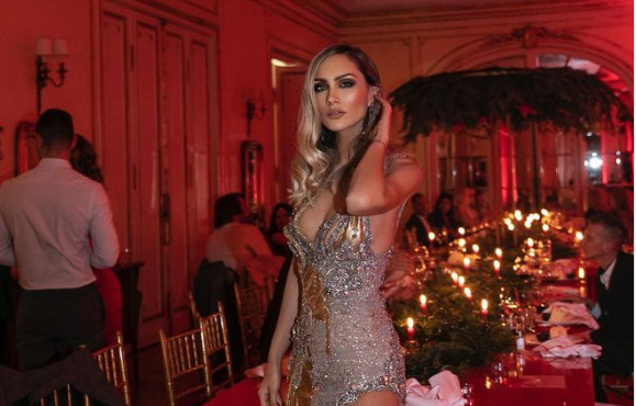 DA ZASTANE DAH! Popularna glumica novom fotografijom u izazovnoj haljini zapalila instagram (FOTO)