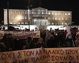 DEMONSTRANTI TRAŽE POVEĆANJE PLATA I PENZIJA