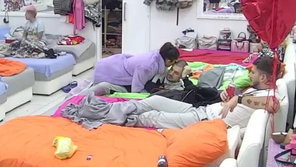 VIŠE NE KRIJE EMOCIJE! Mima pred svima legla preko Gruje i krenula da ga ljubi! (VIDEO)