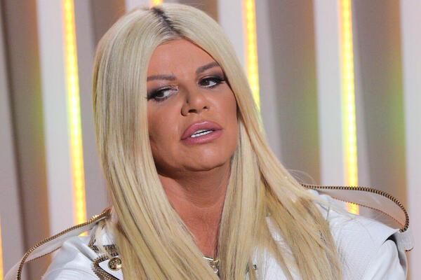 DARA BUBAMARA PONOVO DIVLJA PO AUTOPUTU! Pevačica vozi 200 na sat i sve snima telefonom, javnost besna (VIDEO)