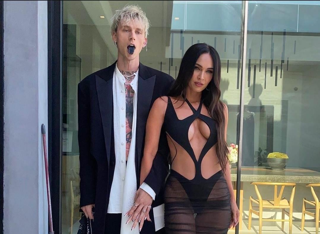 BOLESNIM IZJAVAMA NE PRESTAJU DA ŠOKIRAJU JAVNOST: Muzičar bizarnim načinom impresionirao Megan Foks, bacio nož i zario ga SEBI U RUKU