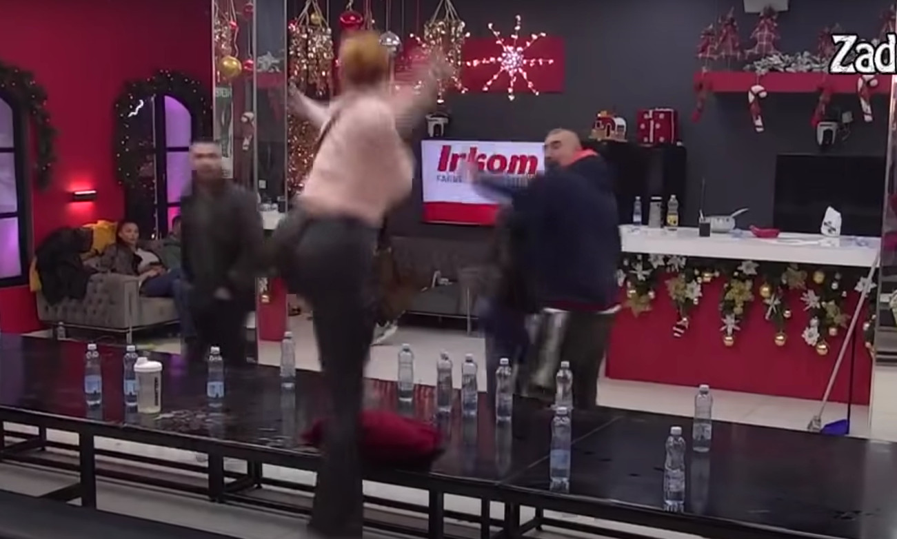 SVE ZBOG PARA! Žestoka svađa gađala ga šoljom, on nju pljunuo! (VIDEO)