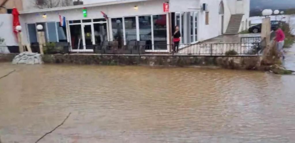 EVAKUISANO STANOVNIŠTVO Poplave na granici BiH i Hrvatske