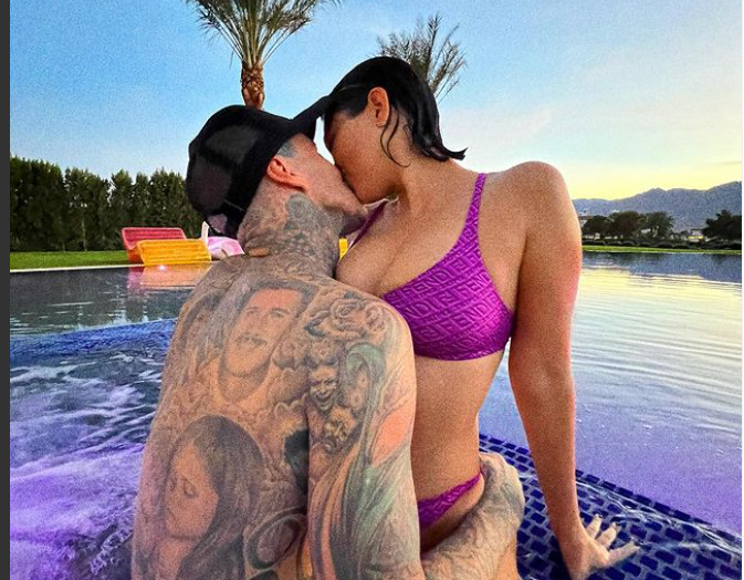 Vjerenik Kourtney Kardashian ZGROZIO fotkom na kojoj LIŽE STOPALO (FOTO)