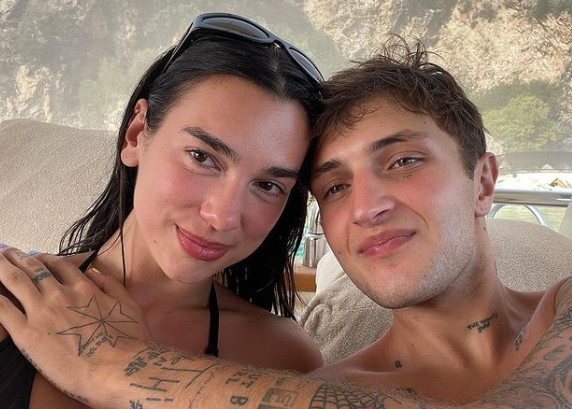 DUA LIPU ŠUTNUO DEČKO! Skandaloznu albansku pjevačicu nije voljela njegova majka, sve isplivalo u javnost!
