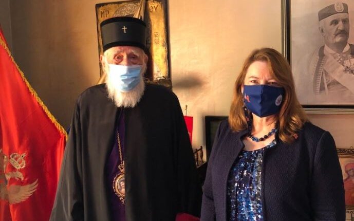 IZLAPELI SEKTAŠ I AMERIČKA AMBASADORKA Neobični susret pod maskama! U toku organizacija komitskog koncerta