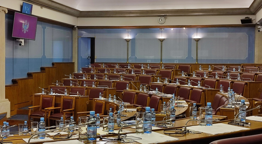 SVI UZDRŽANI Nije prihvaćen Vladin predlog Zakona o zaradama u javnom sektoru