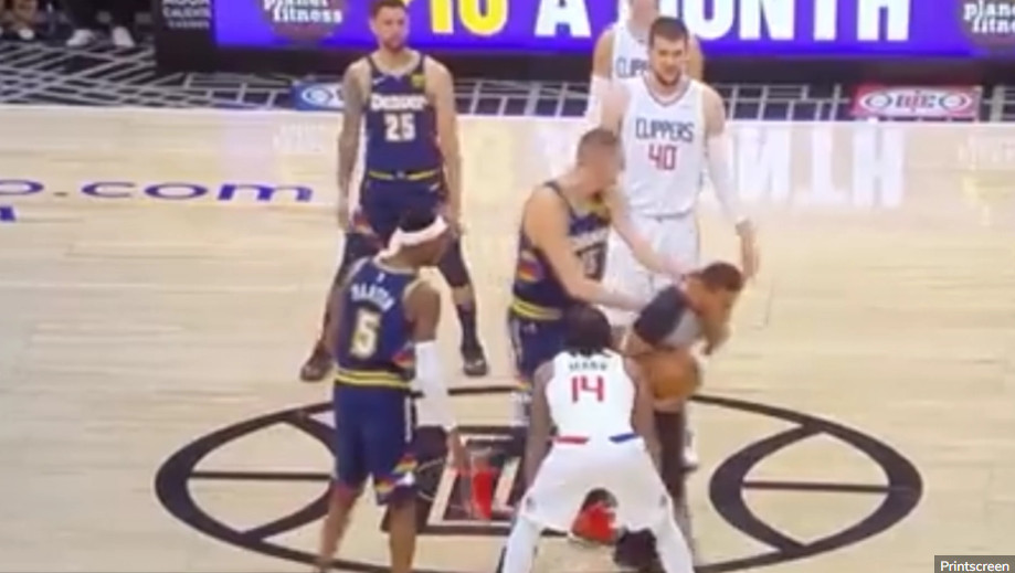 JOKIĆ NASMIJAO CIJELU AMERIKU Srpski košarkaš "tverkovao", sudija nije imao snage da podbaci loptu! (VIDEO)