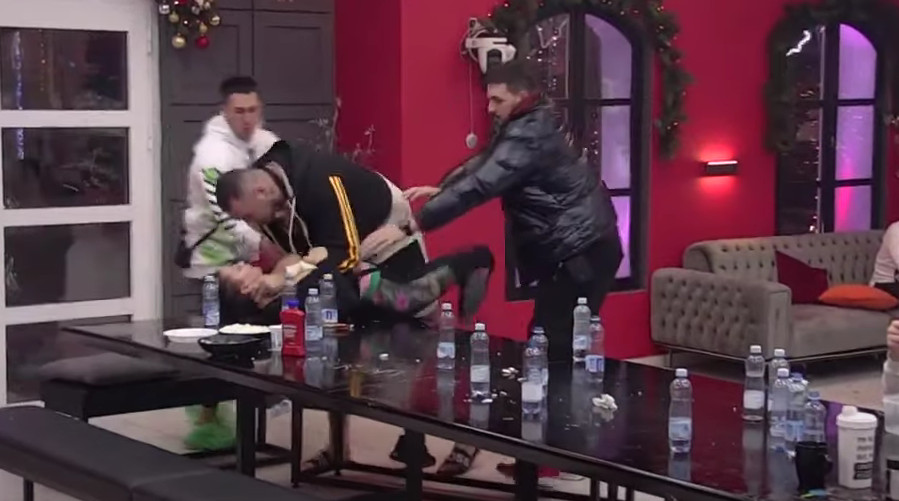 HAOS U BIJELOJ KUĆI! Maja nasrnula na Filipa on je uhvatio za vrat i kosu! (VIDEO)