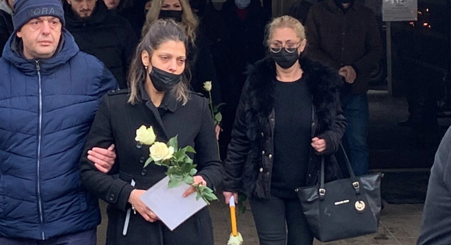 ZAVRŠENO OPELO Majka i sestra jedva stoje na nogama od tuge i bola zbog njihove Kike (FOTO)