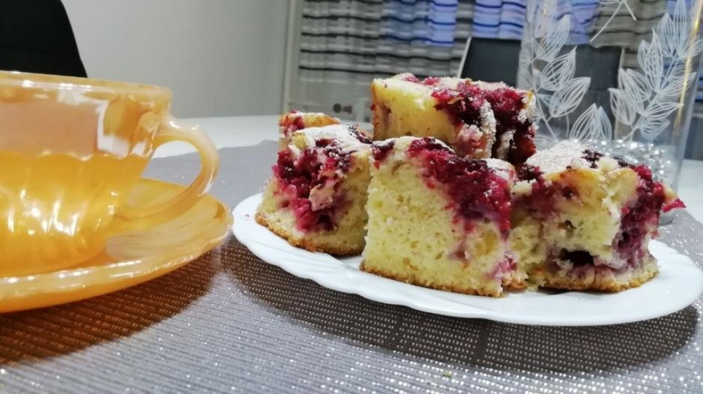 NAPRAVITE KOLAČ SA ŠLJIVAMA Mekan i sočan, a lako se sprema