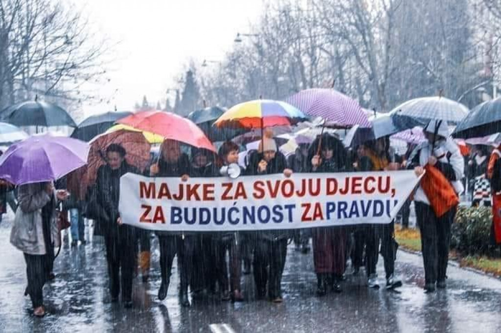 POSLANICI SE IGRAJU SA NADOM NARODA Majke su spremne da opet protestuju