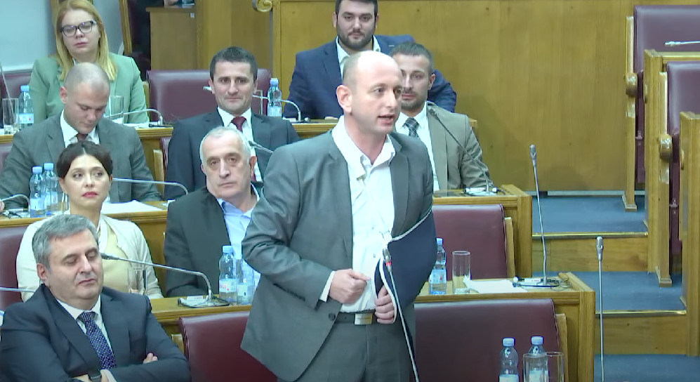 SKUPŠTINA CRNE GORE KAO ''ZADRUGA'' Knežević: ''Većina je Dejan, URA Dalila, a DPS Filip Car!'' (VIDEO)