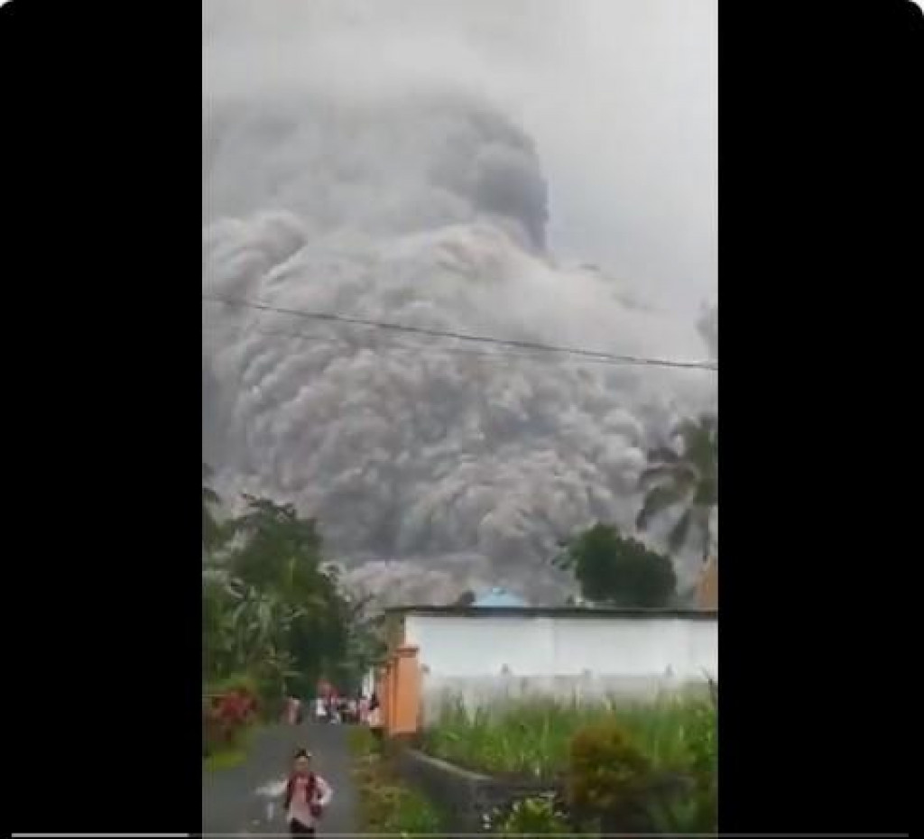 ERUPCIJA VULKANA IZAZVALA OGROMNE PROBLEME: Jedna osoba umrla, a 41 zadobila opekotine, SVE je prekriveno ruševinama i gustim dimom