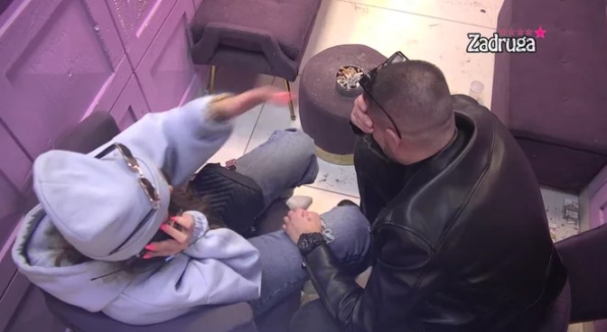 DEJAN GRCAO U SUZAMA, Dalila morala da mu pomogne da se presvuče! (VIDEO)