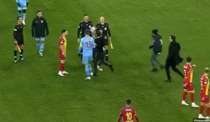 HAOTIČNE SCENE U TURSKOJ Predsjednik kluba htio da bije sudiju, golman ga jedva zaustavio! (VIDEO)