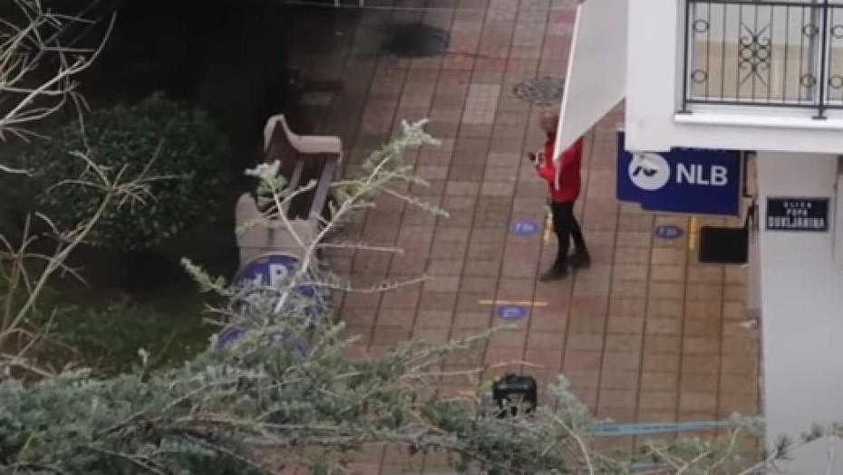 KRAJ DRAME: Momak koji je pretio eksplozivom ispred banke, predao se policiji!