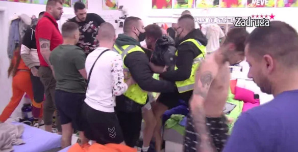NIKAD VEĆI OKRŠAJ U ''ZADRUZI'' Marko pretukao Dina na spavanju, pa počeo da ga guši! (VIDEO)