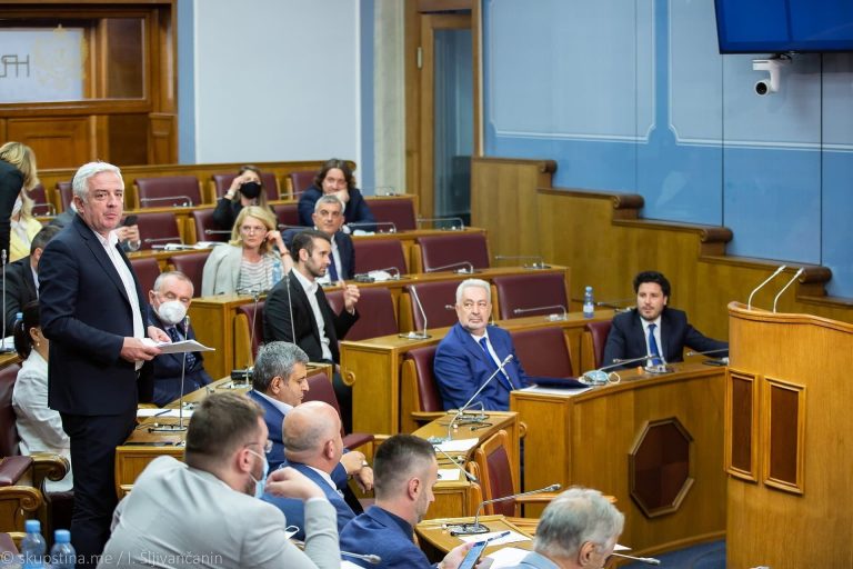 BLOKADOM PROTIV IZDAJE Kraj političke krize u Crnoj Gori ni na pomolu, DPS i URA u petak biraju šefa Parlamenta