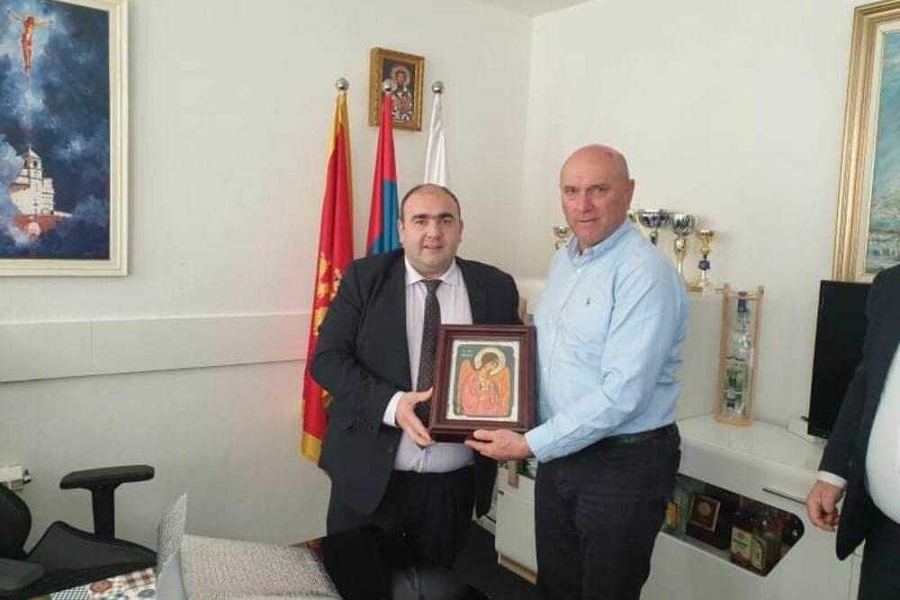 ''BRAĆA I PRIJATELJI'' Opština Budva donirala Andrijevici vatrogasno vozilo, Careviću uručena ikona