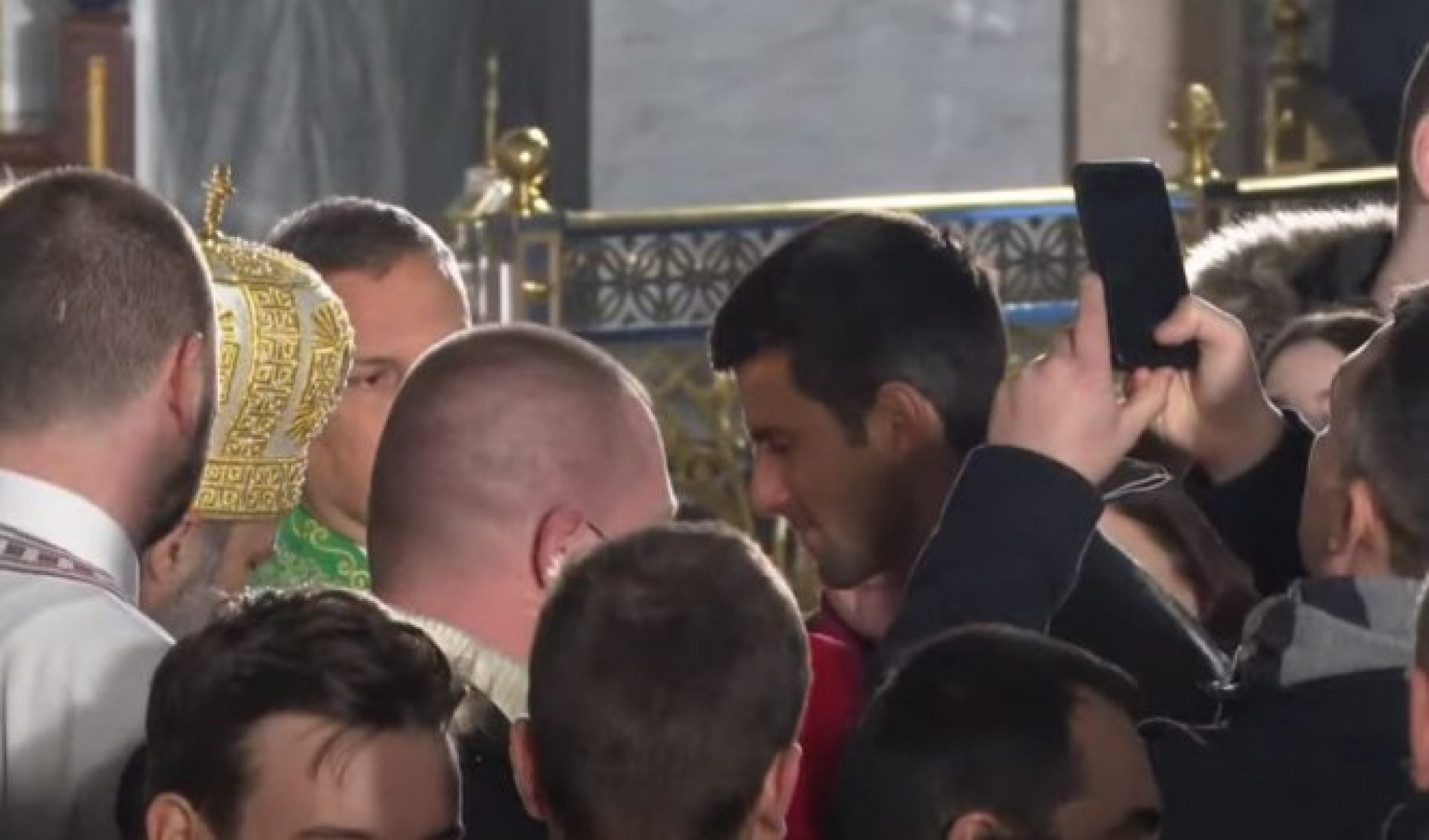 NOVAK SE PRIČESTIO! Đoković sa porodicom na liturgiji u Hramu Svetog Save! (FOTO)