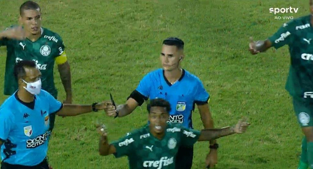 NEMILE SCENE U BRAZILU Navijač sa nožem u rukama nasrnuo na igrača (VIDEO)