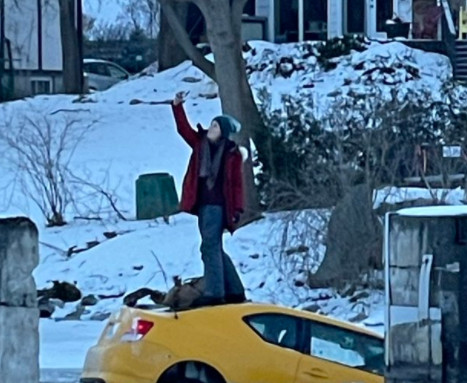 Popela se na vrh automobila koji je tonuo u rijeku kako bi napravila selfi
