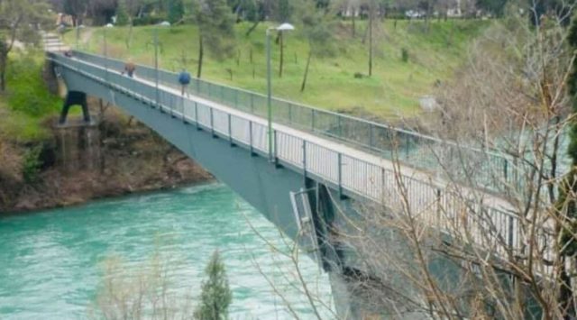 BRZA AKCIJA U PODGORICI Ženska osoba skočila u Moraču, spasio je prolaznik