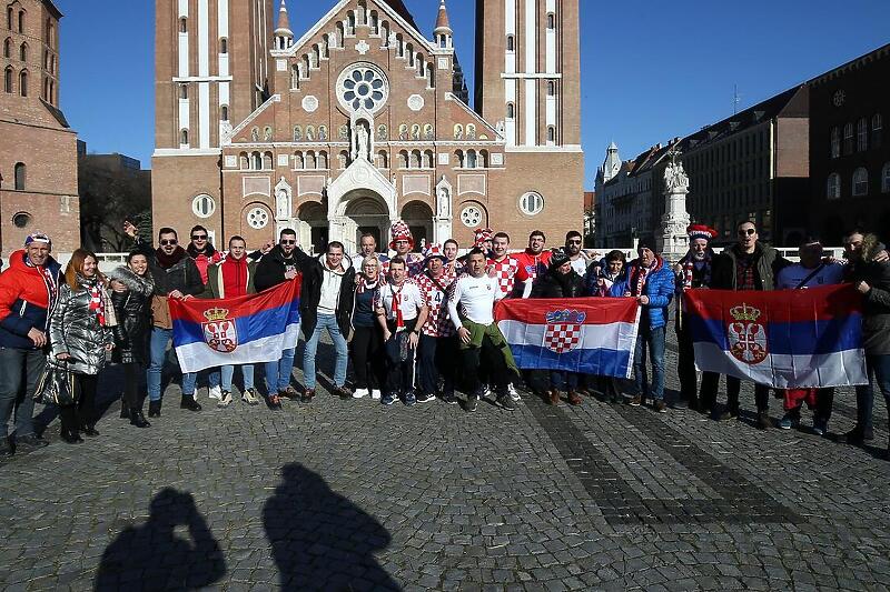 NAVIJAČI SRBIJE I HRVATSKE ZAGRLJENI ČEKAJU MEČ: Fotografije iz Mađarske obilaze region
