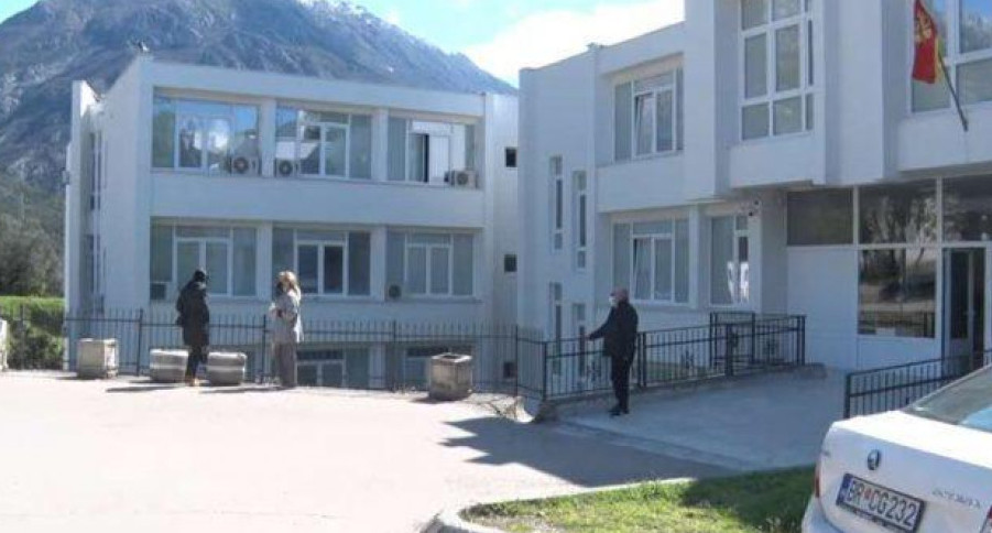 PAO SA ŠEST METARA VISINE Mladić sa Kosova životno ugrožen u Baru