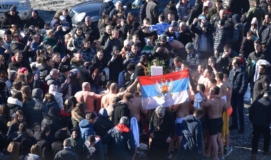 TRADICIONALNO BOGOJAVLJENSKO PLIVANJE U BERANAMA Prvi do krsta doplivao Pajković (FOTO/VIDEO)