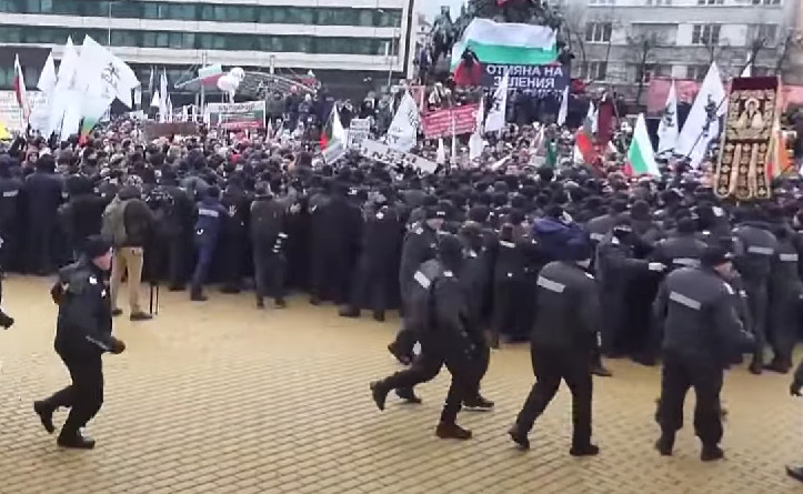 HAOS U BUGARSKOJ Demonstranti se sukobili sa policijom, pa pokušali da upadnu u Skupštinu!