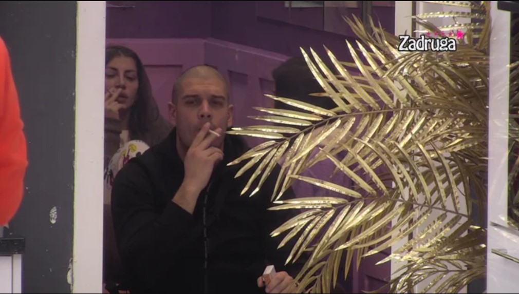 OKRŠAJ U PUŠIONICI! Dalila uhvatila Dejana na delu sa Aleks! (VIDEO)