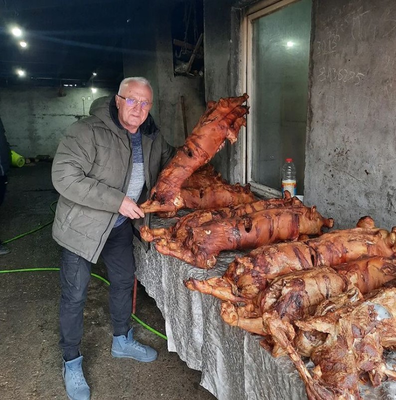 PRAVI DOMAĆIN! Kod Ere u domu poštuju se običaji i tradicija! (FOTO)