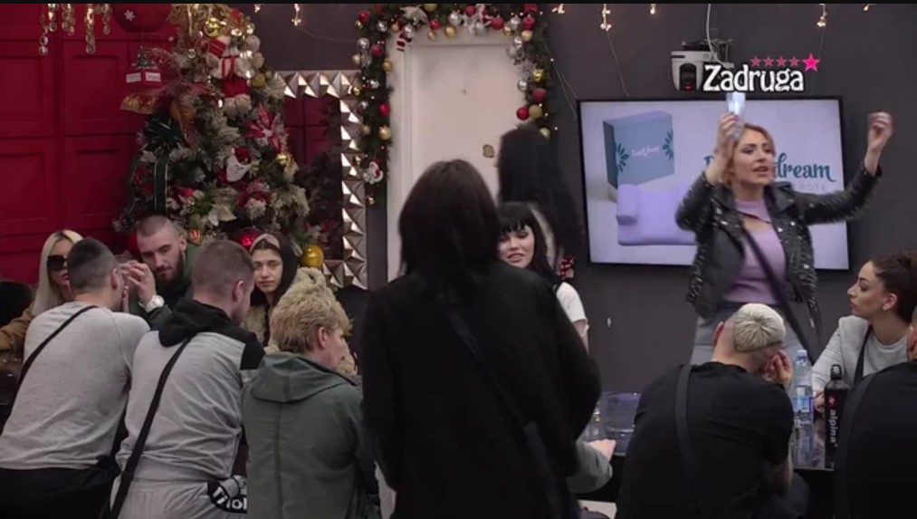 HAOS U BIJELOJ KUĆI! Viki prijeti Sanji Grujić: "Imam tvoje GOLE slike!" (VIDEO)