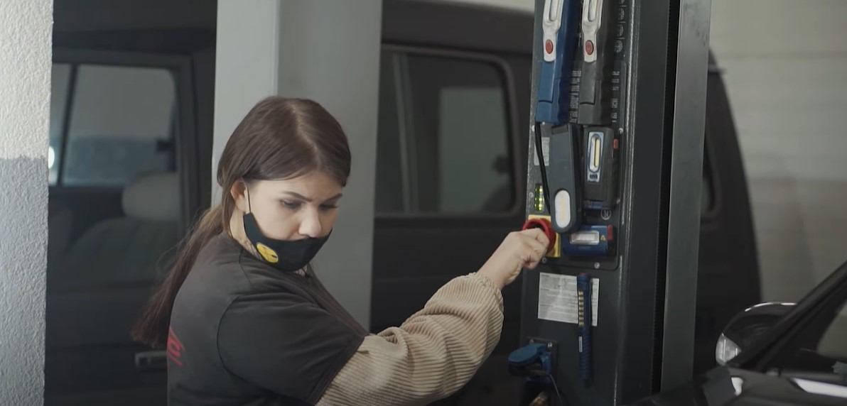 HIT! KRSTINJA RADI ZA DNEVNICU! Pjevačica ujutru popravlja kola u kanalu, popodne čisti sobe! (FOTO)