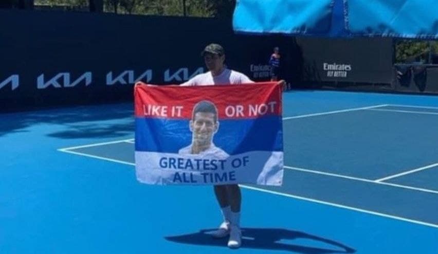 LAJOVIĆ OSVETIO ĐOKOVIĆA Pobijedio Novakovog hejtera, pa raširio zastavu sa moćnom porukom! (FOTO)