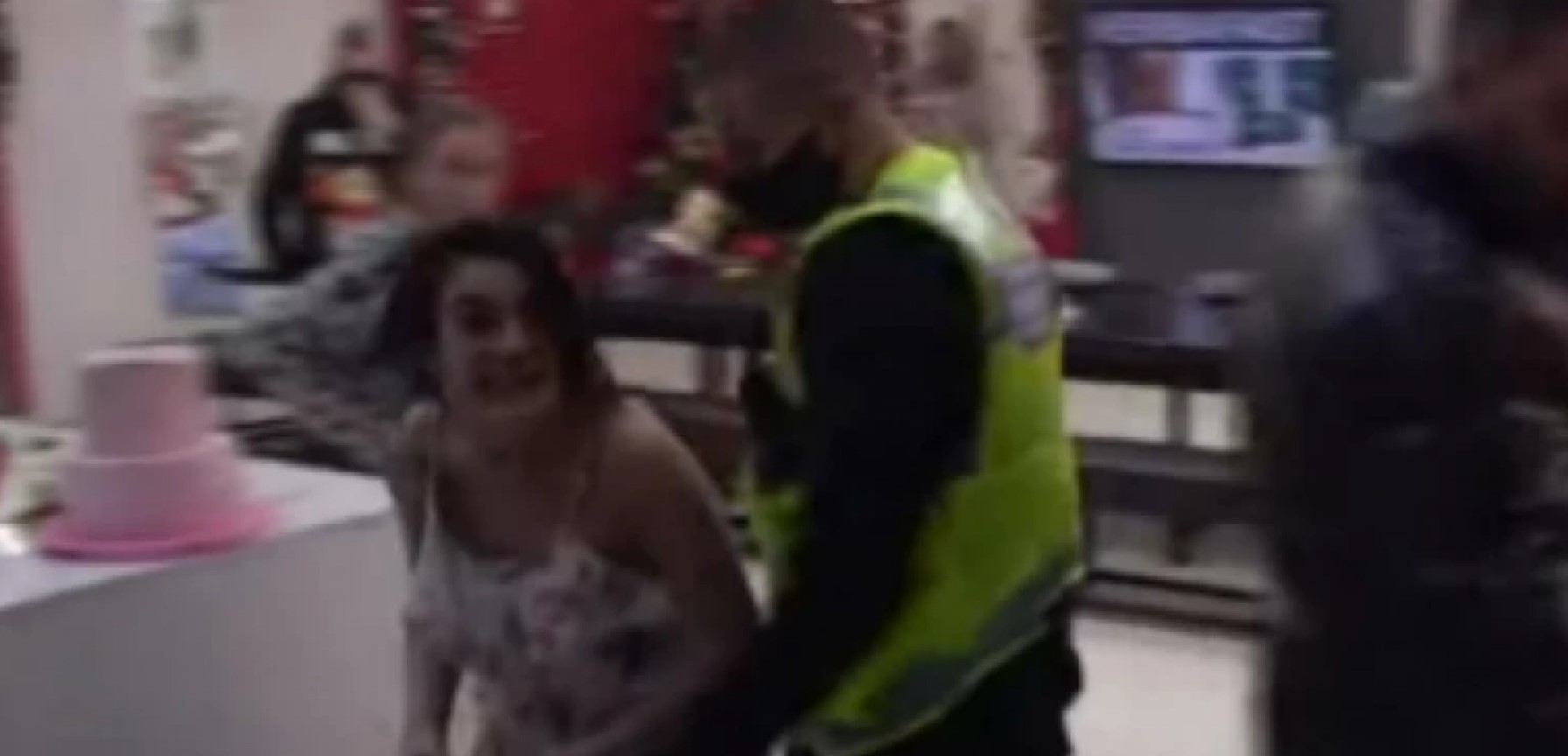 DOVEO JE DO LUDILA! Viktorija HISTERIŠE i LOMI sve pred sobom! (VIDEO)