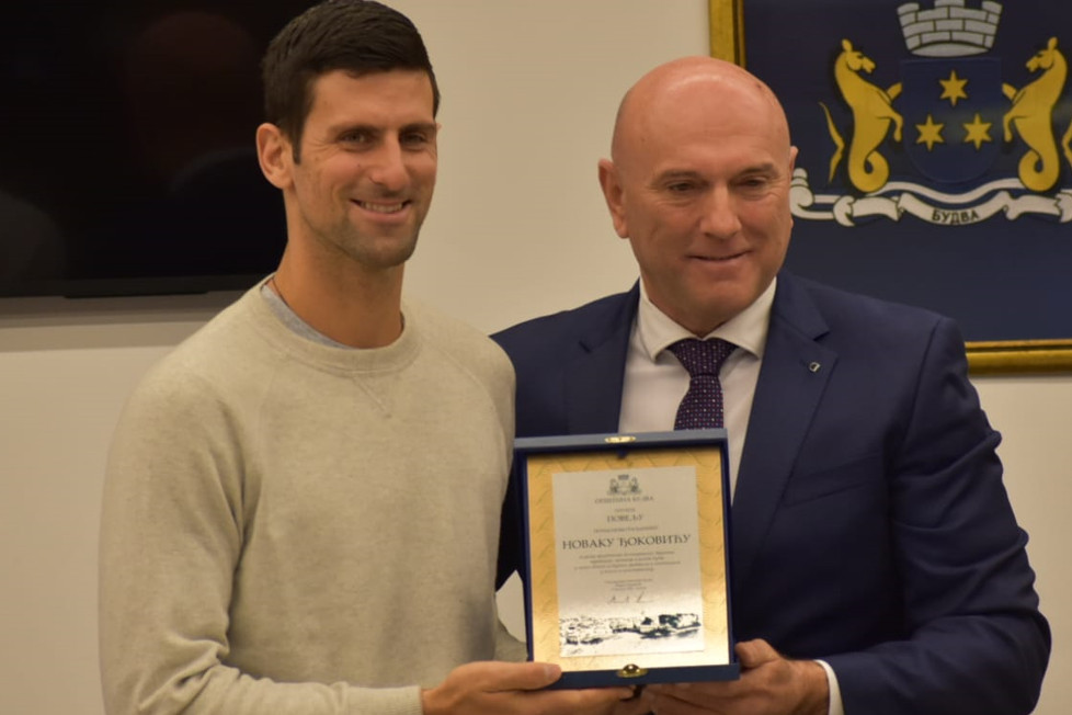 ĐOKOVIĆ U BUDVI Novak dobio posebno priznanje od gradonačelnika! (FOTO)