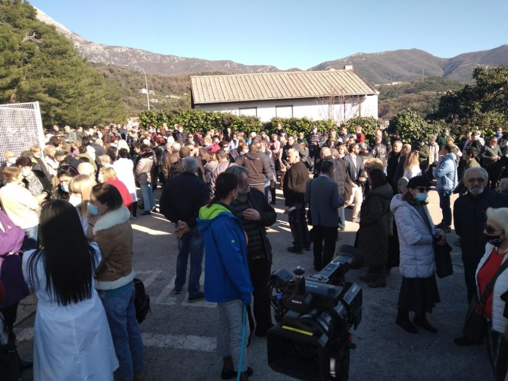 PROTEST U MELJINAMA: Raskinuti štetni ugovor bolnice sa Atlas grupom