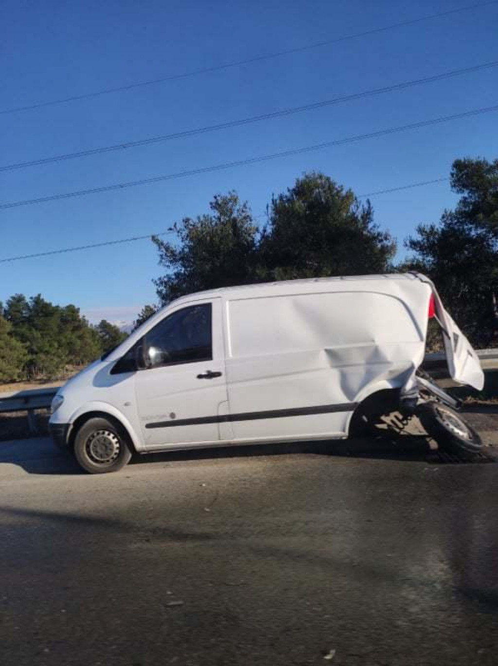 JEDNA OSOBA POVRIJEĐENA Sudar kombija i automobila