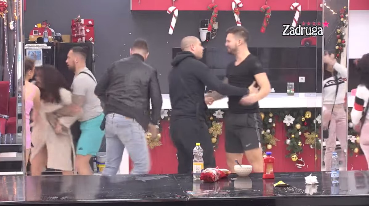 FAJT SE NASTAVLJA! Viki nasrnula na Anu, uleteo i Osmakčić! (VIDEO)