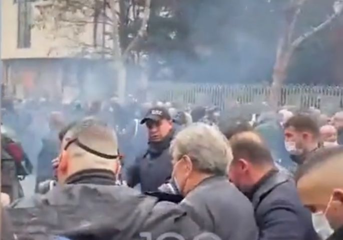 NEREDI U TIRANI Policija ispalila suzavac